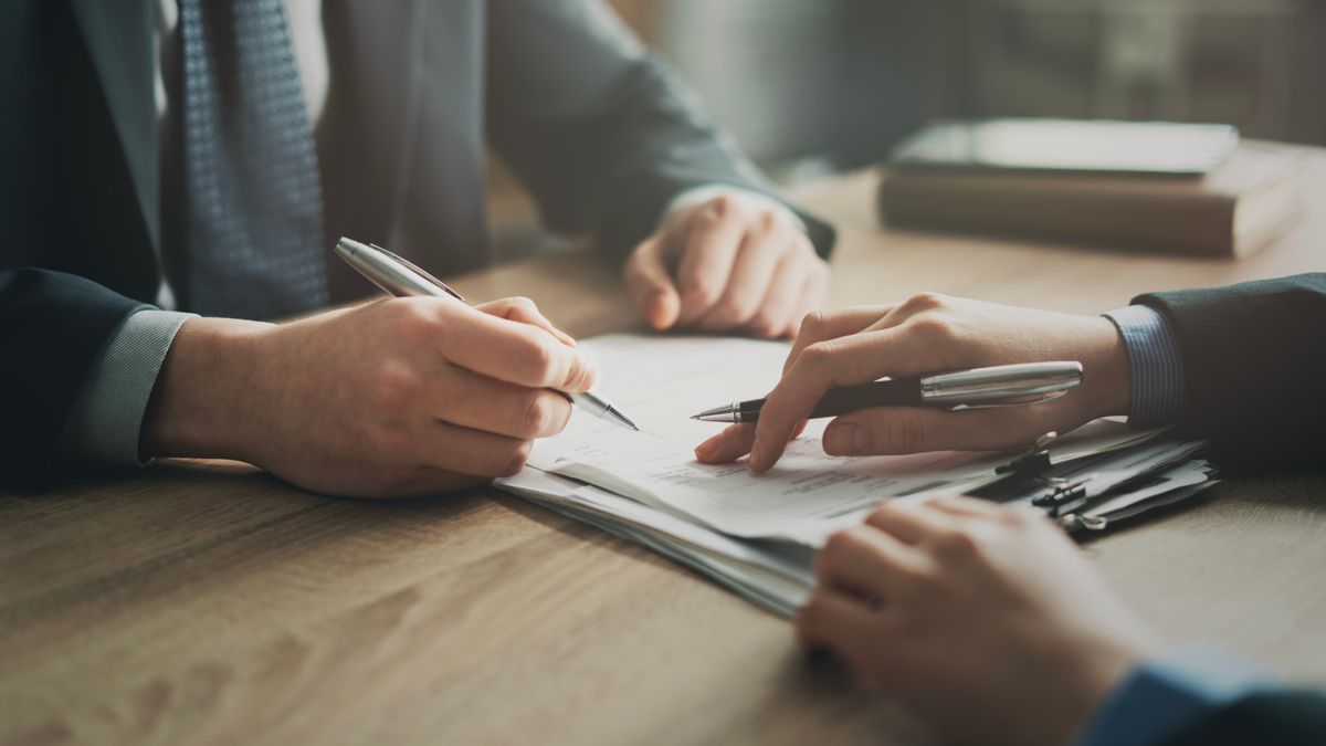 számla,Agreement,And,Document,Signing,In,The,Office