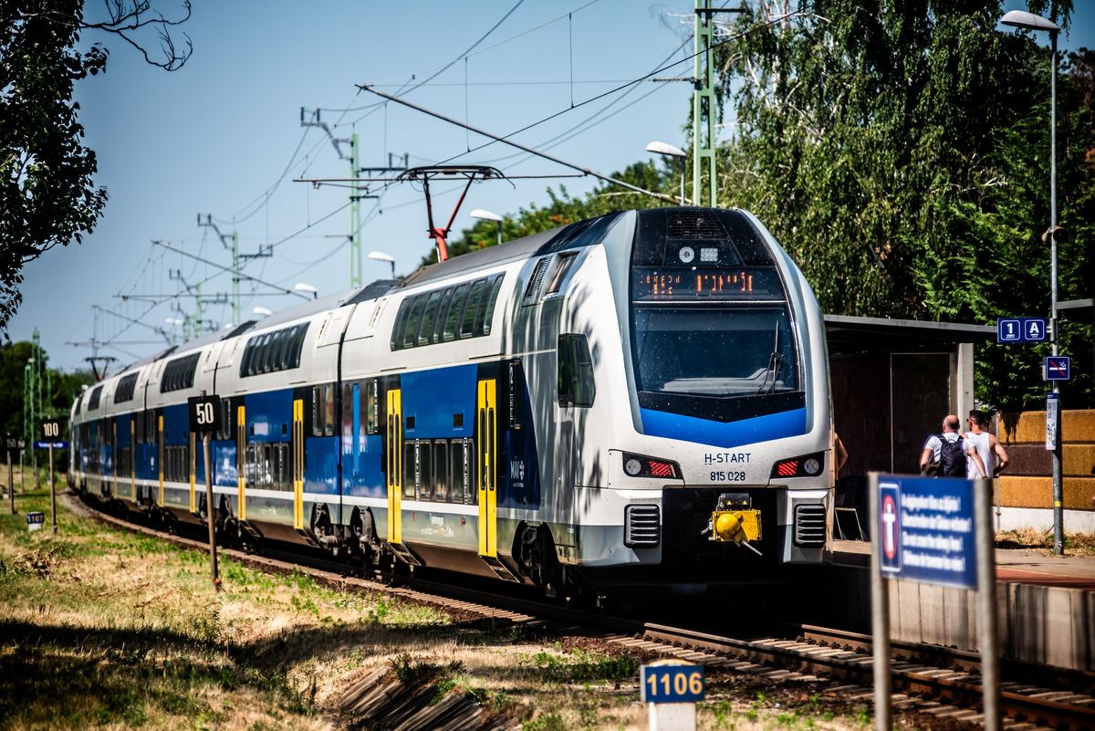 Ilyen nincs: visszafelé húzzák a vonatot a Balatonnál, lehalt a közlekedés – átállnak buszokra