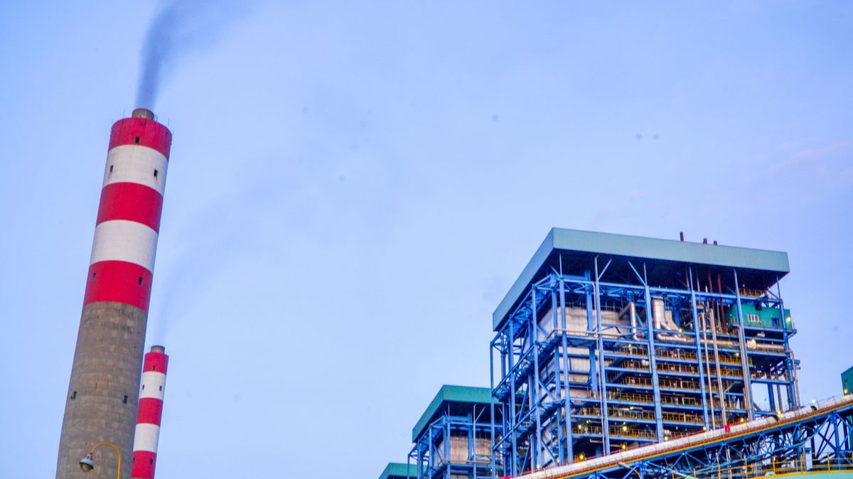 An,Industrial,Power,Plant,Stands,Tall,Against,A,Twilight,Blue eu