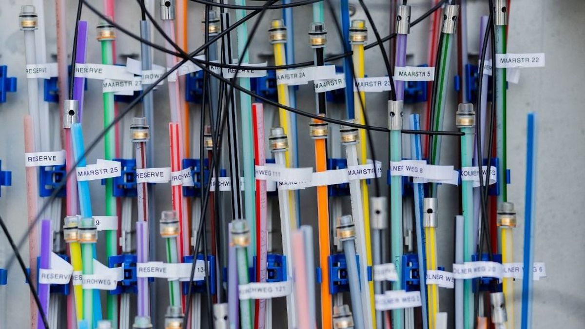 Kikapcsolni nem fogják, de engedje be a szerelőt: több százezer háztartáshoz húz be brutál gyors netet a Telekom 