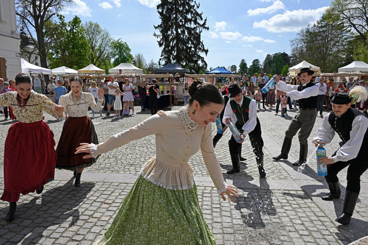 Húsvétkor többnyire csak a legények fogják megöntözni a lányokat. 