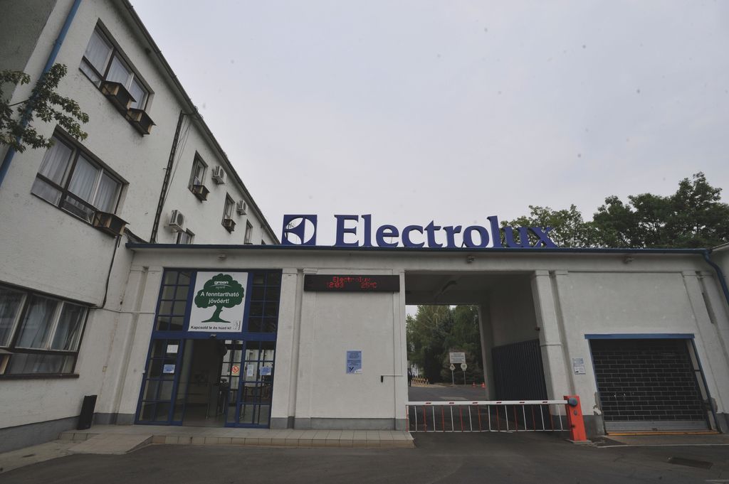 Bezárja jászberényi gyárát az Electrolux - fotók a gyártósorról