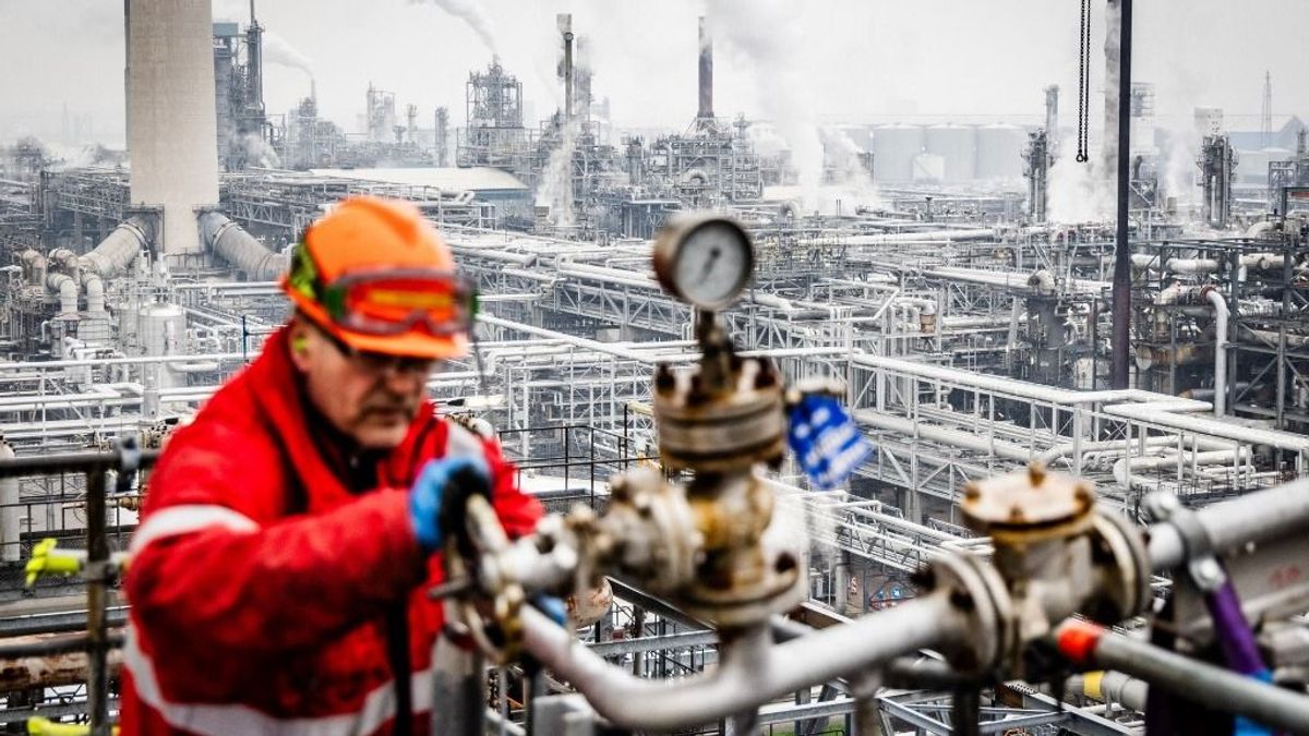 Tetőzik a baj, már nem lehet várni: „max kerozin" üzemmódra kapcsol a legnagyobb európai finomító – sorra követik a többiek, hogy elkerüljék legrosszabbat 