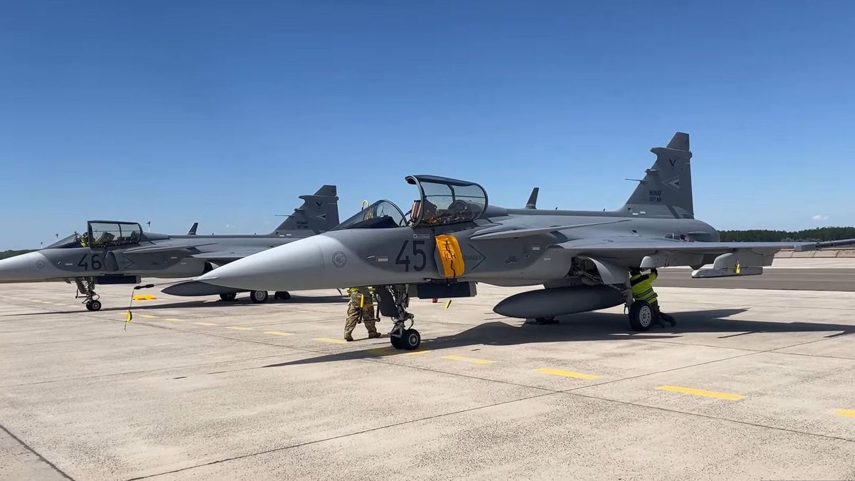 Rendkívüli: új vadászrepülőgépeket szerzett Magyarország, most landoltak a kecskeméti bázison – videón a Gripenek átadása