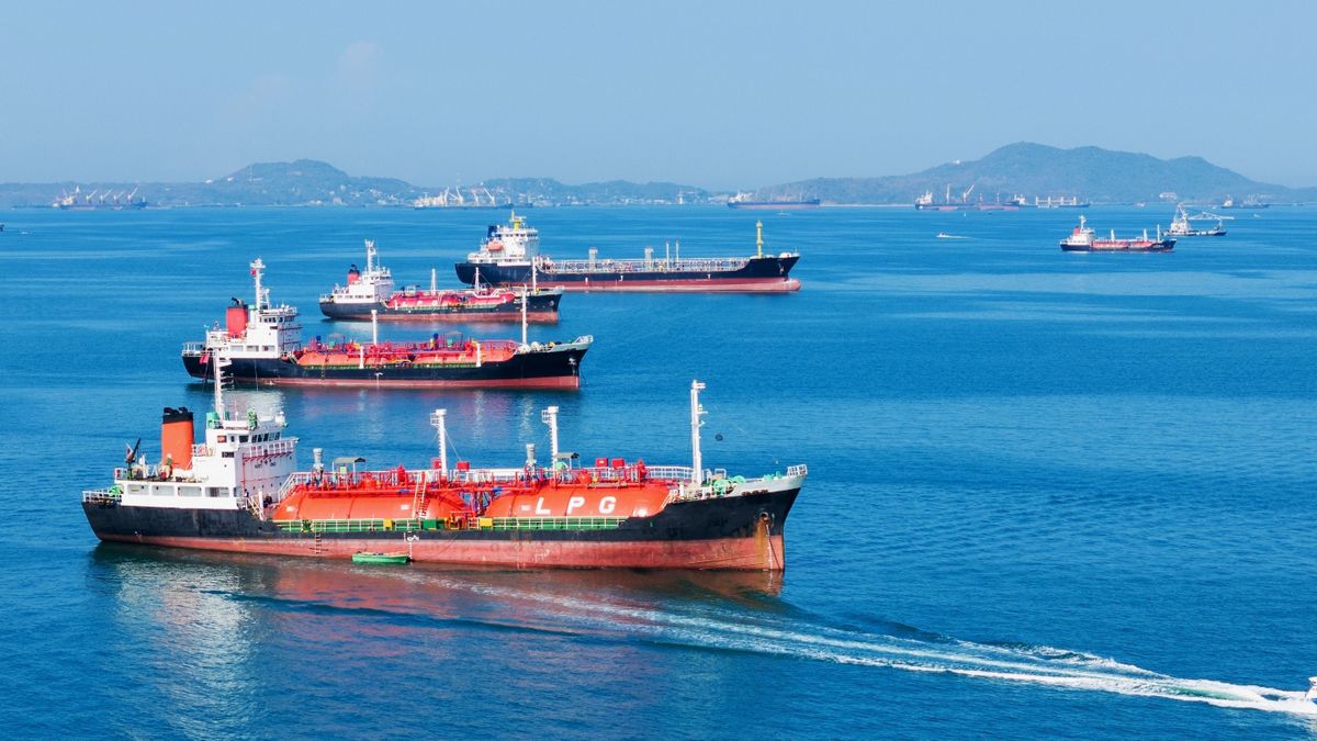 Lpg,Gas,And,Oil,Tanker,Ships,Anchored,In,The,Ocean,