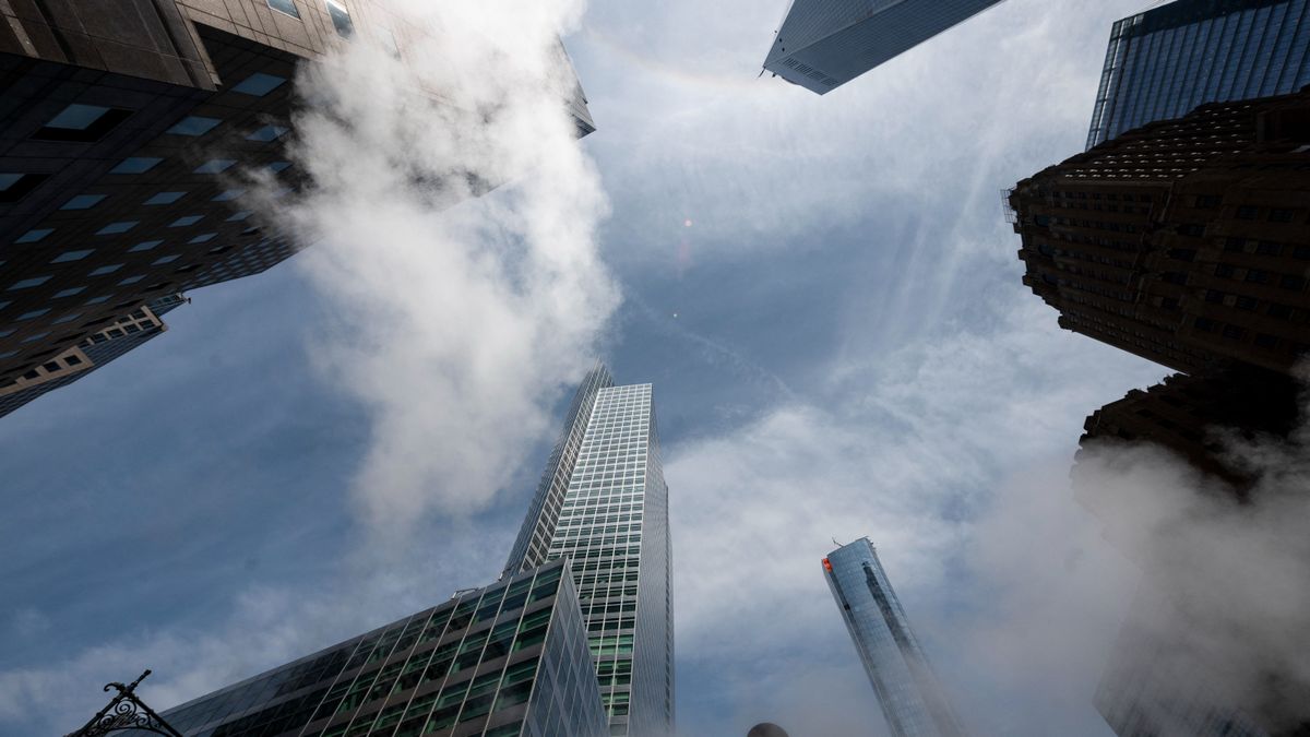 Rekordbevétel, mégis mínuszban: furcsa napja volt a bankóriásnak – a befektetők nem ájultak el a válságálló portfóliótól 