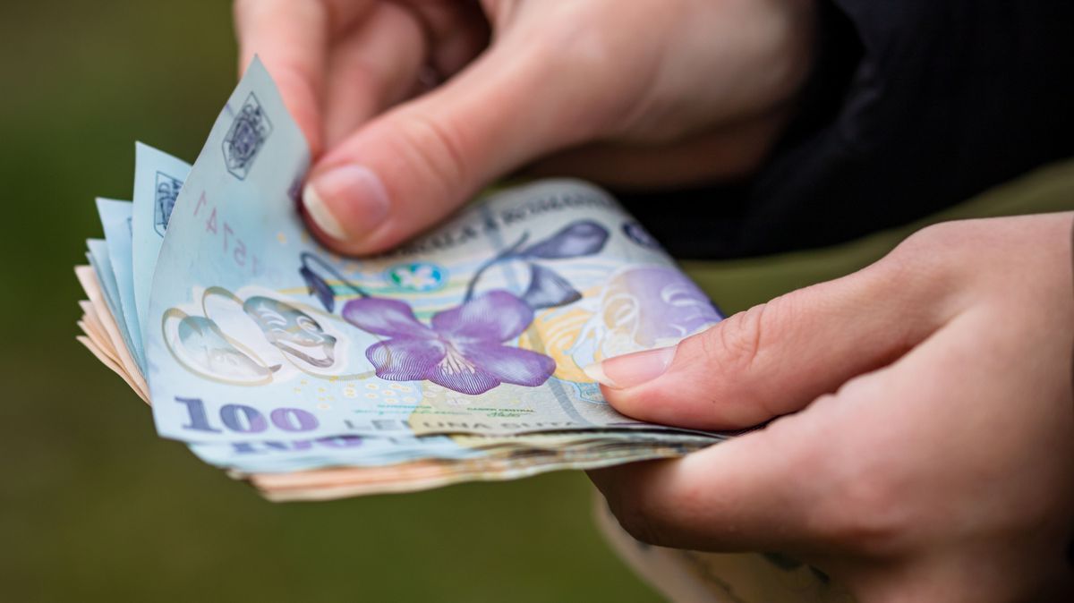 Románia sokkot kapott: a szemük láttára omlik össze a pénzük, fabatkát se ér a lej az euróval szemben – ez áll a háttérben 