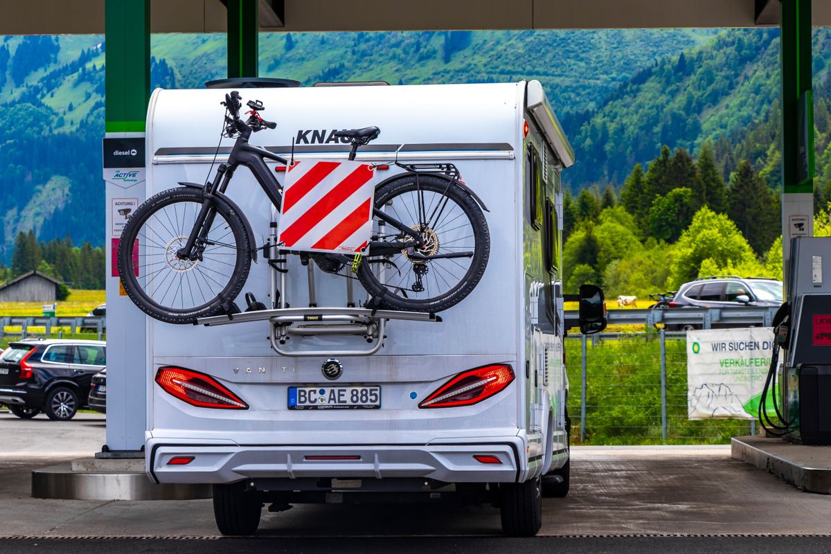 Ennyi volt, levette a kezét az üzemanyagárakról az állam, tejhatalmat kaptak a benzinkutak – naponta jöhet emelés