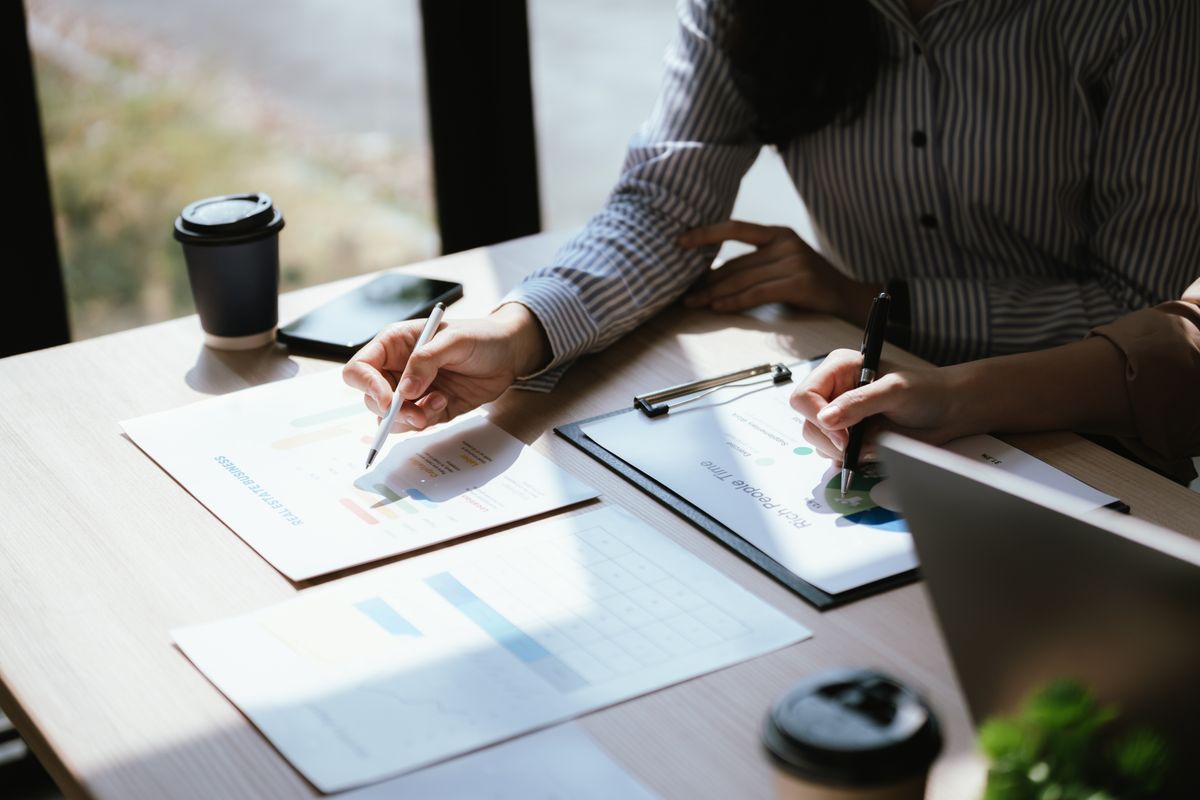 Close-up,Of,Two,Businesswomen,Working,On,A,Laptop,,One,Pointing vállalkozás