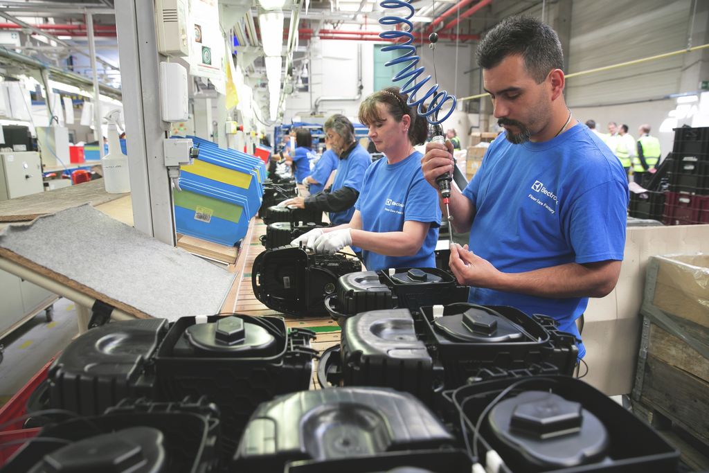 Bezárja jászberényi gyárát az Electrolux - fotók a gyártósorról