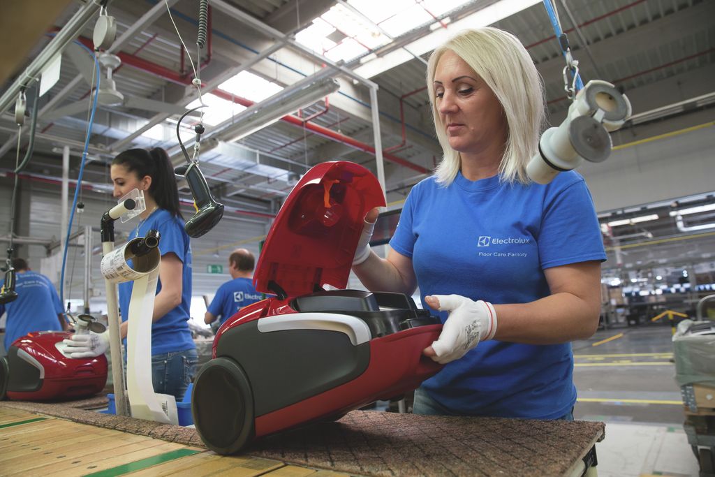 Bezárja jászberényi gyárát az Electrolux - fotók a gyártósorról