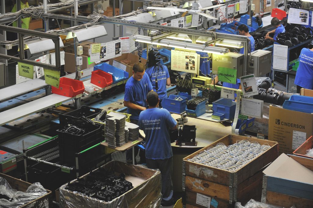 Bezárja jászberényi gyárát az Electrolux - fotók a gyártósorról