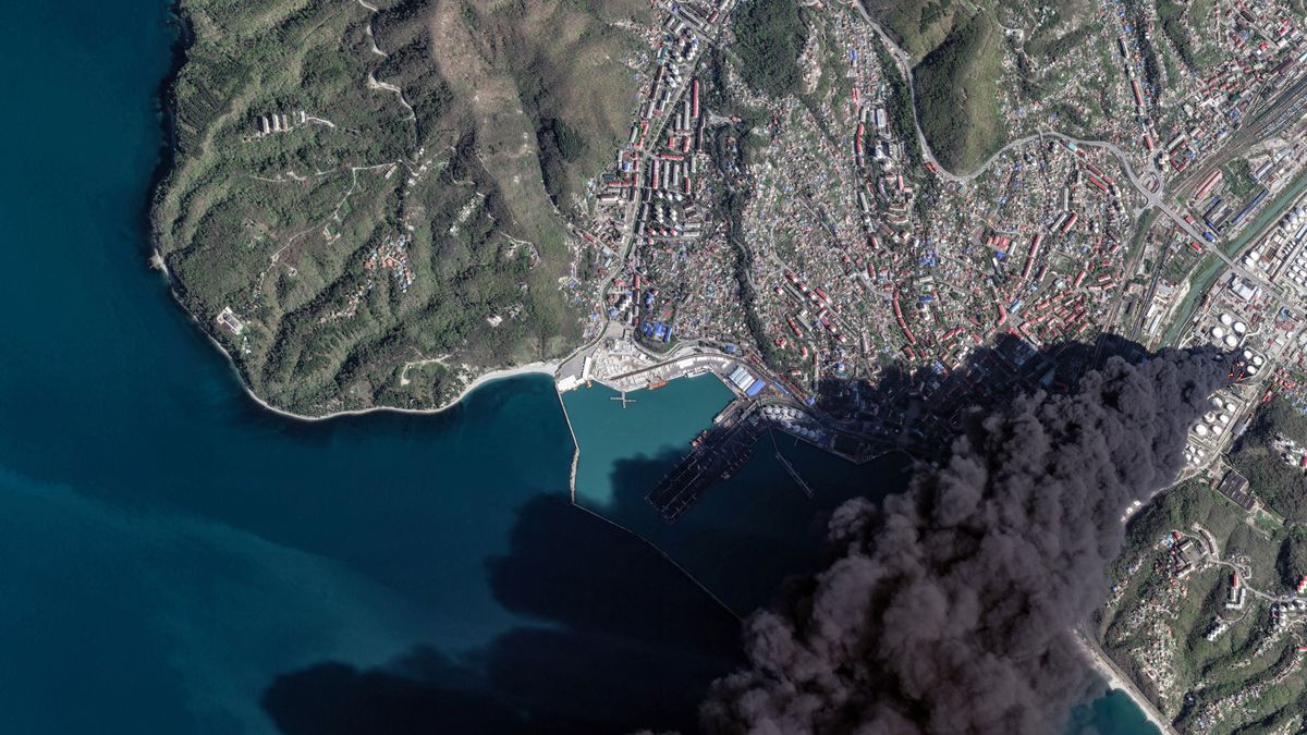 ökológiai katasztrófa Ukrajnai háború - Rendkívüli állapotot hirdettek Tuapszéban az olajfinomítóban keletkezett tűz miatt