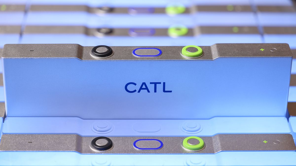 Debrecenben óriásgyárat építenek, mindenkinek az ő részvényük kell – bombasiker született 