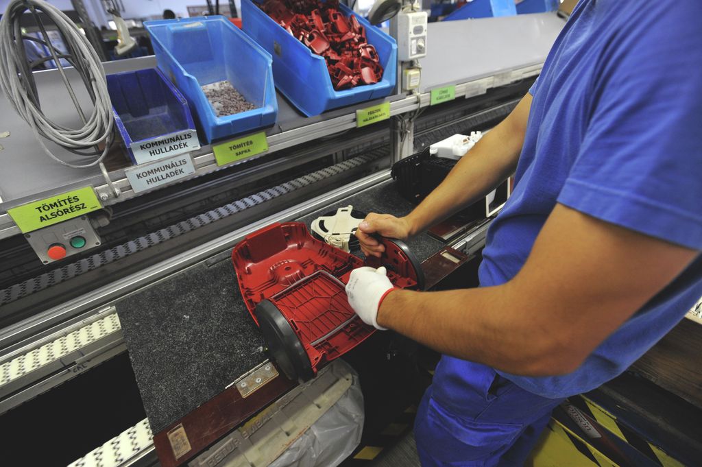 Bezárja jászberényi gyárát az Electrolux - fotók a gyártósorról