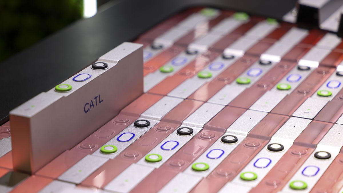 Ilyen akkumulátorgyár még nem volt Magyarországon: a Mercedes összeállt a kínai óriással – Debrecenből hordják a cellákat 