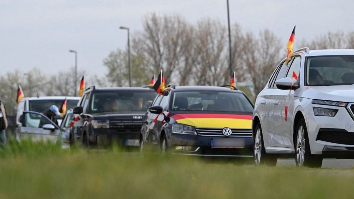 Itt tart Németország: éhezők menete indult Berlinbe, nem bírják tovább a horror üzemanyagárat – több kilométeres a konvoj 