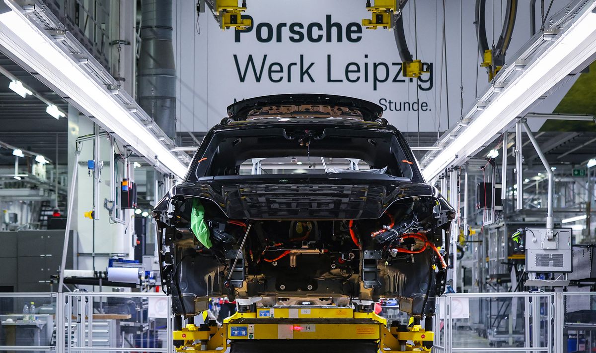 Porsche: évek óta nem történt ilyen a válságban lévő autómárkánál – már a németek is belátták, hiba volt az elektromos átállást erőltetni