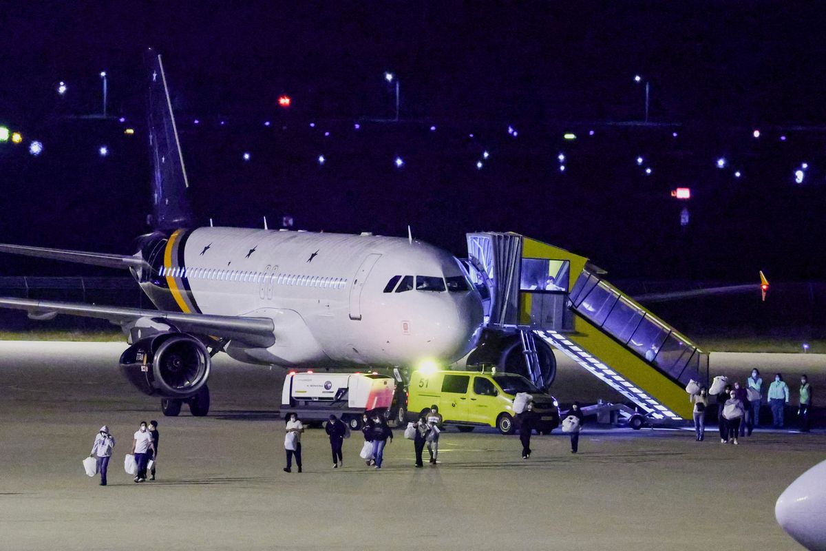 Passengers evacuated from the cruise ship MV Hondius, which was affected by a hantavirus outbreak, arrive at the Eindhoven Air Base Hollandiában landoltak a hantavírusos Hondius utasai – a luxushajó még a tengeren