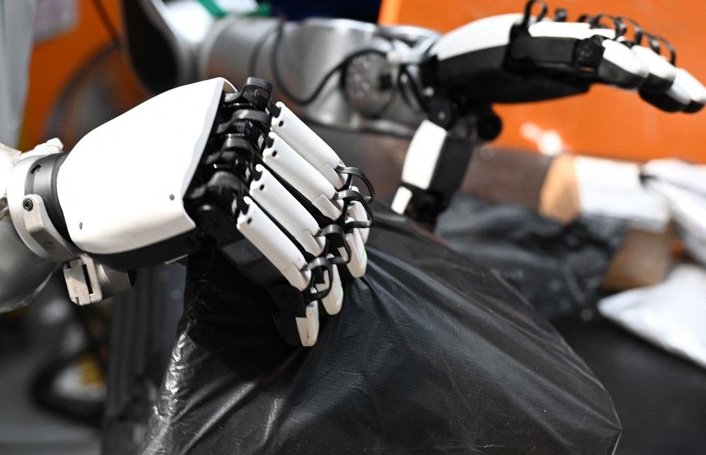 CHINA-GUANGDONG-GUANGZHOU-CHINA POST-LOGISTICS SITE-ROBOTS (CN)