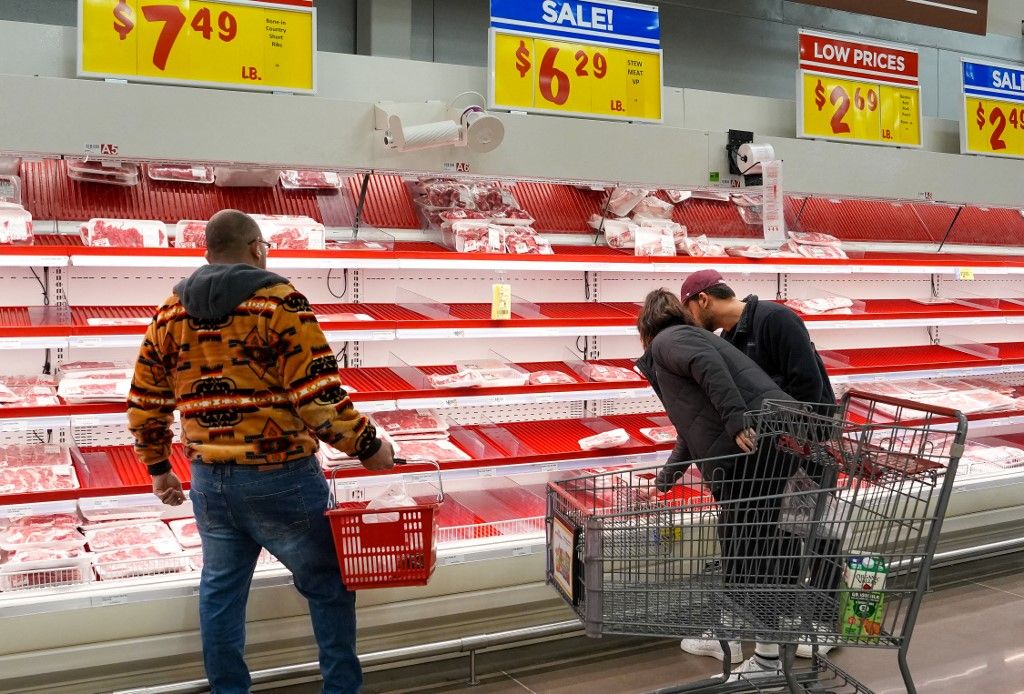 Shoppers browse partially empty shelves at an H-E-B grocery store in Frisco, Texas ahead of a forecast winter storm. Az amerikai infláció háromévnyi csúcsra ugrott: az iráni háború drágítja a benzint és az életet