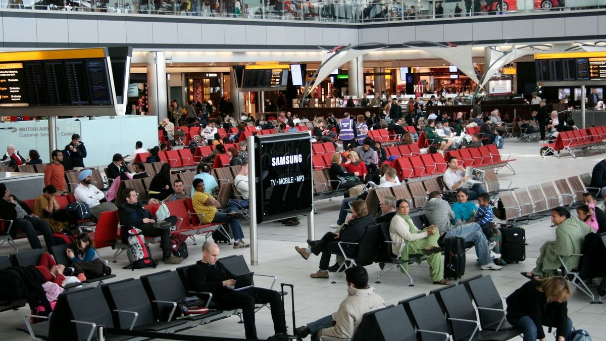 Várakozó utasok a Heathrow repülőtér egyik terminálján egy korábbi felvételen: az utazási kedv megvan, az üzemanyag viszont fogyóban (illusztráció)