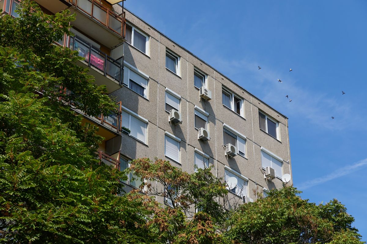 Residential,Apartment,Building,Blocks,With,Many,Flats,In,The,City Mit ér az ingatlanbefektetés bérlők nélkül? Az MNB adatai meglepő képet mutatnak