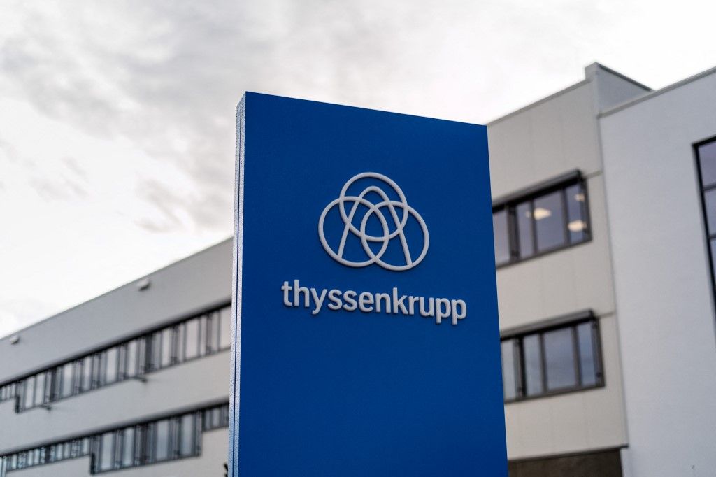 Thyssenkrupp brand logo on a factory site A Thyssenkrupp csökkenti bevételi várakozásait – a globális bizonytalanság rányomja bélyegét az iparvállalatra
