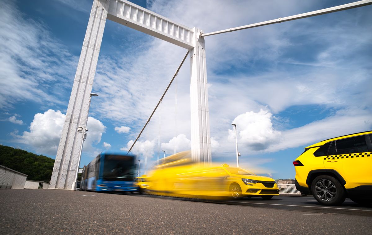 Elisabeth,Bridge,In,Budapest,With,Taxi,Motion,Road,Traffic