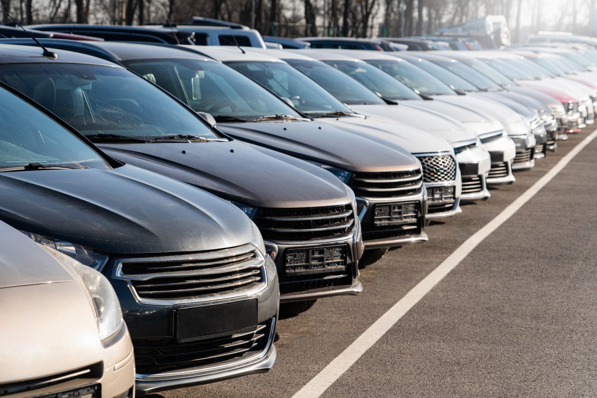 Geely A kínai autógyártó már letarolta a külföldi piacot, most a prémium modelljét is Magyarországra hozza A,Lot,Of,Cars,In,A,Rows.,Used,Car,Sales.