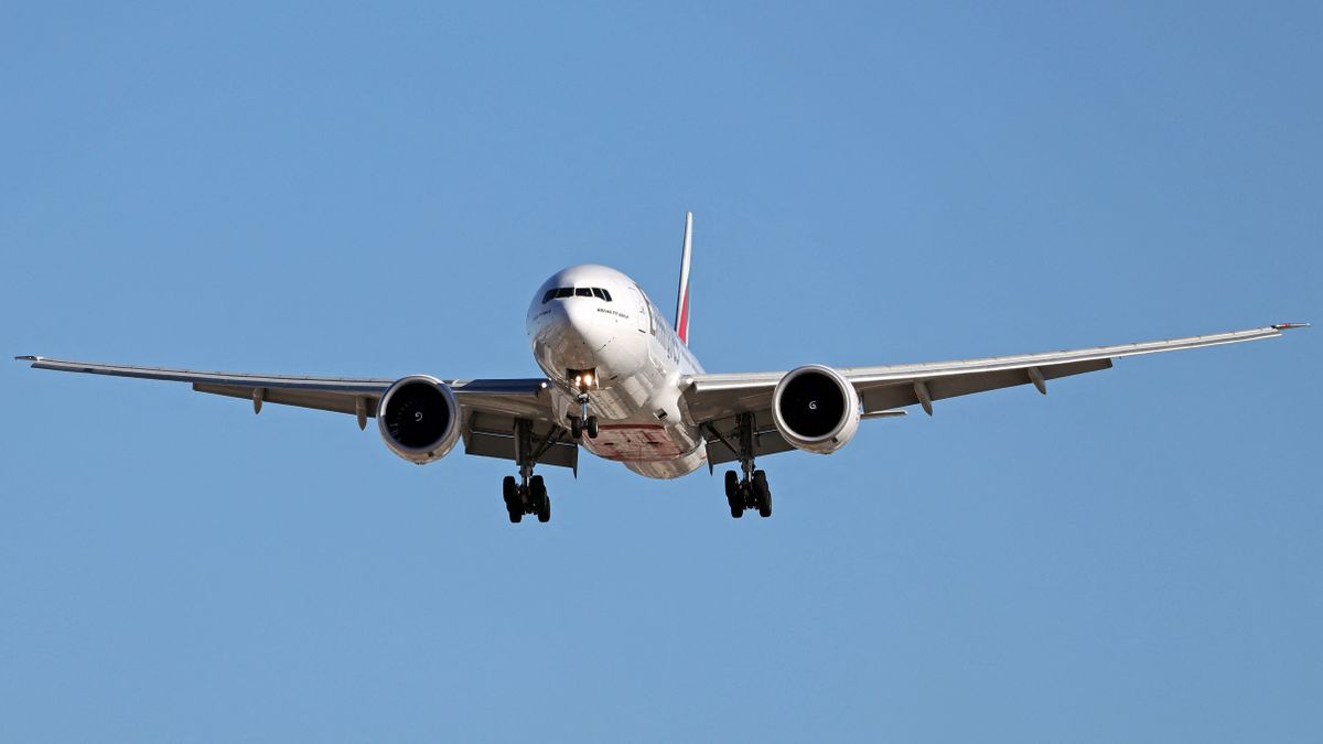 Diverse aircraft landing at Ba repülő rcel repülő ona Airport