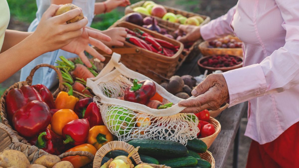 Farmers,Market,With,Vegetables.,Selective,Focus.,Food. zöldség gyümölcs hazai termelő őstermelő kertész friss termék szüret termelő