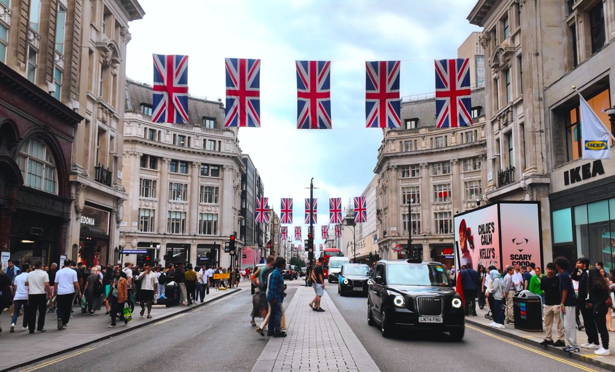 Editorial,Use,Only.,View,Of,London's,Oxford,Street,Packed,With Rekordmélységbe zuhant a nettó bevándorlás Nagy-Britanniában – a magyarok nem tartoznak a leginkább távozók közé