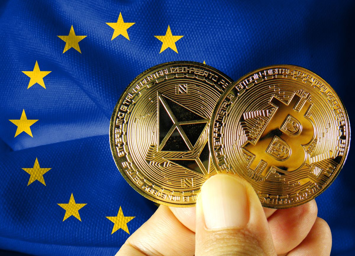 Holding,Physical,Bitcoins,(the,New,Virtual,Currency),And,An,Eu A Qivalis összehozza Európa bankjait: euró stabilcoinnal törnék meg a dollár digitális dominanciáját