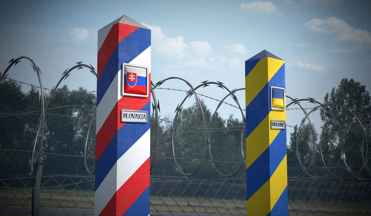 Szlovákia lezárta ukrán határátkelőhelyeit, Kárpátalját robbanások rázzák meg