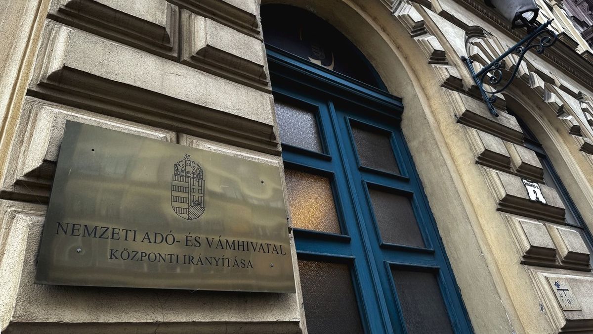 Hatalmas razzia: komplett illegális dohánygyárat számolt fel a NAV 