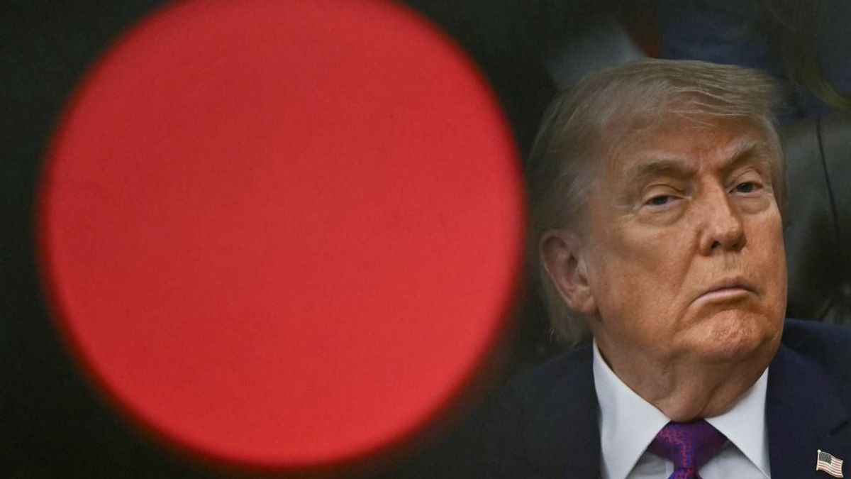 Még soha nem tett ilyet, de most az oroszlán barlangjába utazik Trump: itt nem az amerikai elnök irányít majd – „Az egész világ abban reménykedik, hogy jól sül el!" 