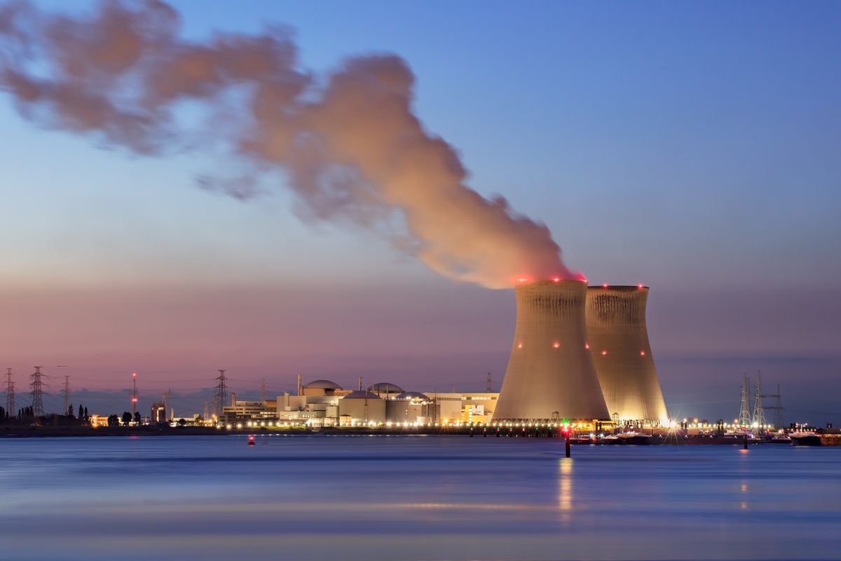 Riverbank,With,Nuclear,Power,Plant,Doel,During,A,Colorful,Sunset, Olaszország ismét az atomenergia felé fordulhat – kis moduláris reaktorokkal