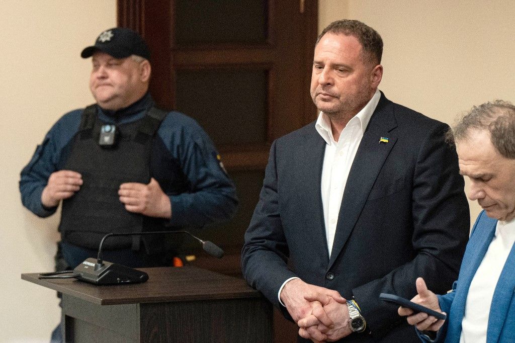 Ukrán korrupció: Jermak szerint semmi köze, Zelenszkij távolról figyel, az előzőt őrizetbe vették 