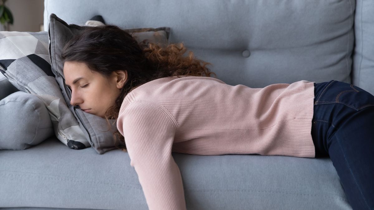 villámszundi, Tired,Unmotivated,Young,Woman,Falls,Asleep,On,Cozy,Couch,Indoors,