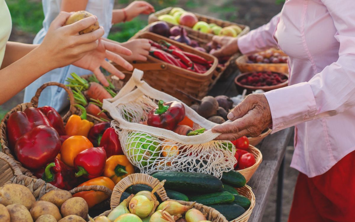 Farmers,Market,With,Vegetables.,Selective,Focus.,Food. zöldség gyümölcs hazai termelő őstermelő kertész friss termék szüret zöldség gyümölcs