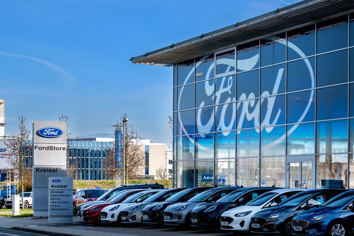 Bad,Homburg,,Germany,,03-2024:,Ford,Store,In,Bad,Homburg.,Ford