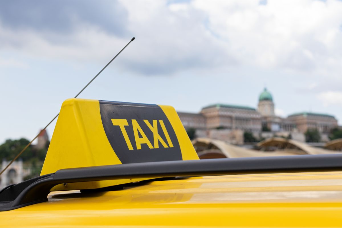 Yellow,Taxi,Cabs,Waiting,For,A,Passenger,In,Budapest taxi