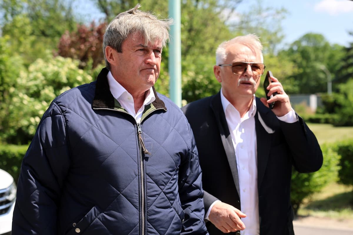 Mol, Kapitány István, Hernádi Zsolt