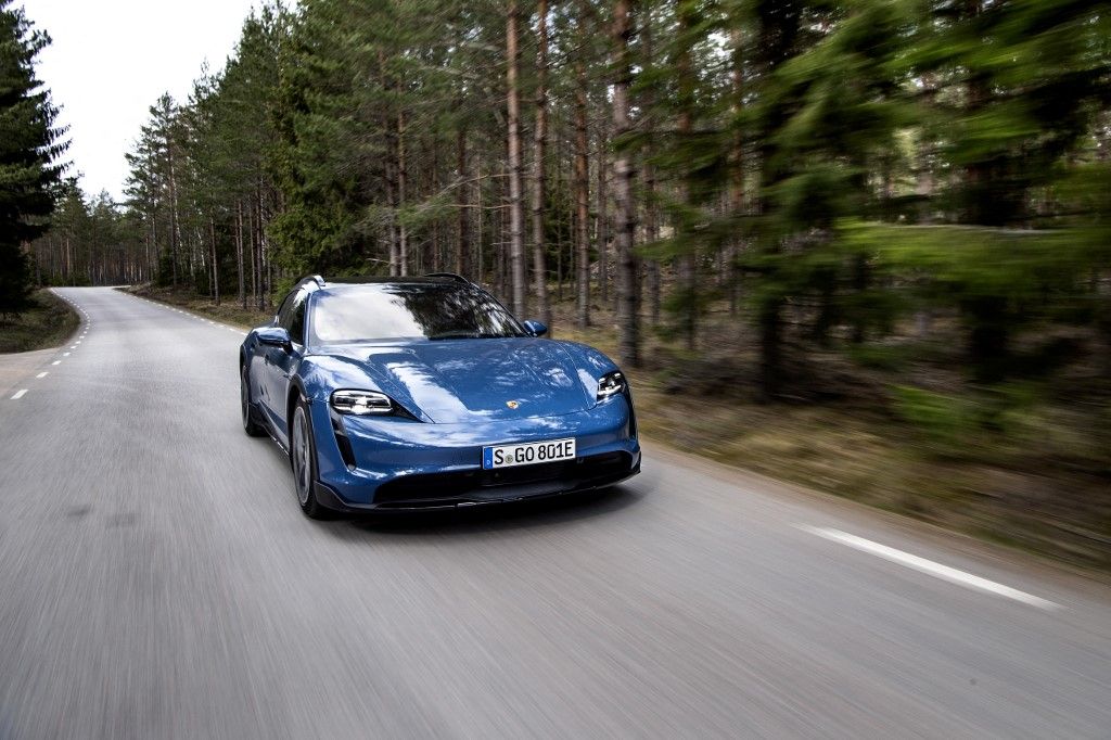 A luxusautók elektromos válsága: Bentley és Rolls-Royce visszalép, a Ferrari más irányt vesz