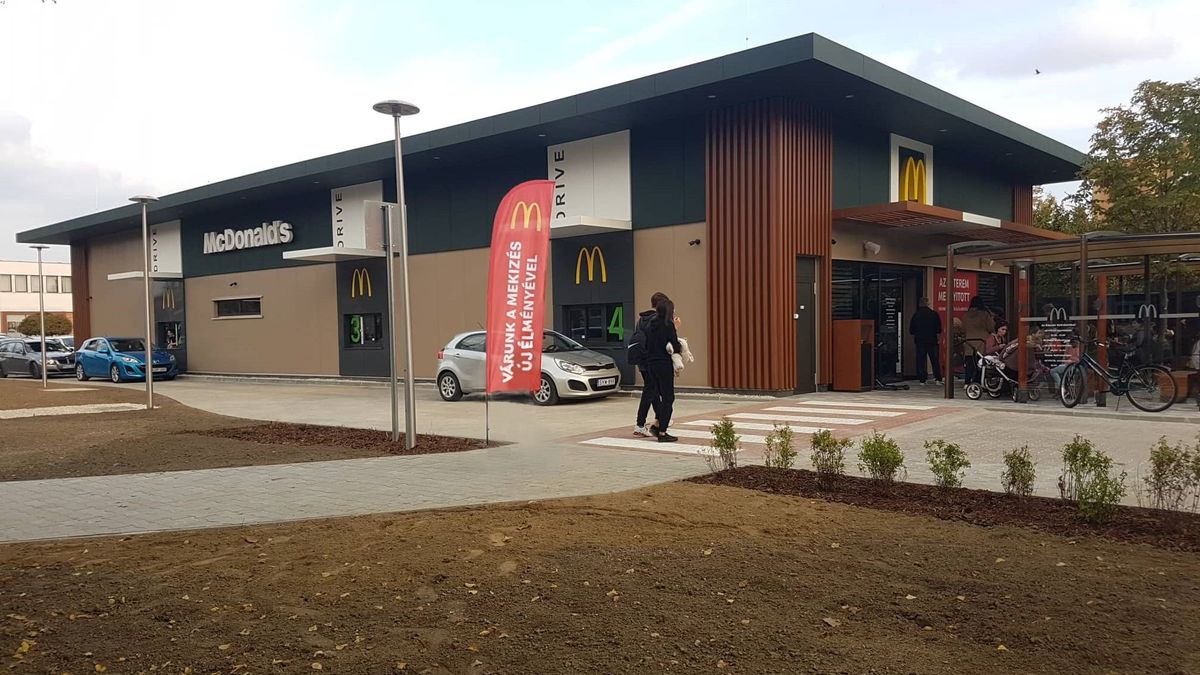 Fizetőssé tette a parkolást a McDonald’s – a város lakóit megosztotta a szigorú döntés 