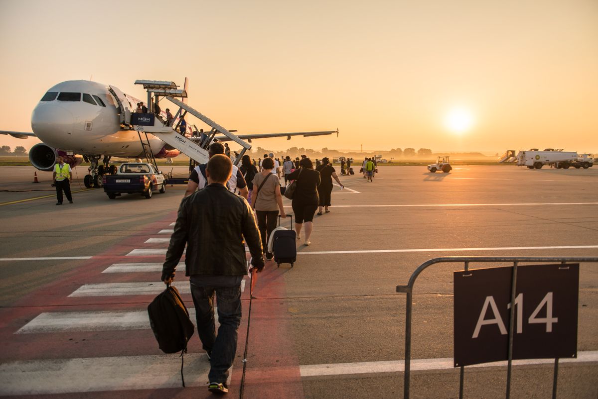 A Frontier Airlines egyik, Los Angelesbe induló repülőgépe felszállás előtt elütött egy embert a kifutópályán, aki a helyszínen meghalt. Budapest,,Hungary,,August,4,2015,Passengers,Line,Up,For,Boarding