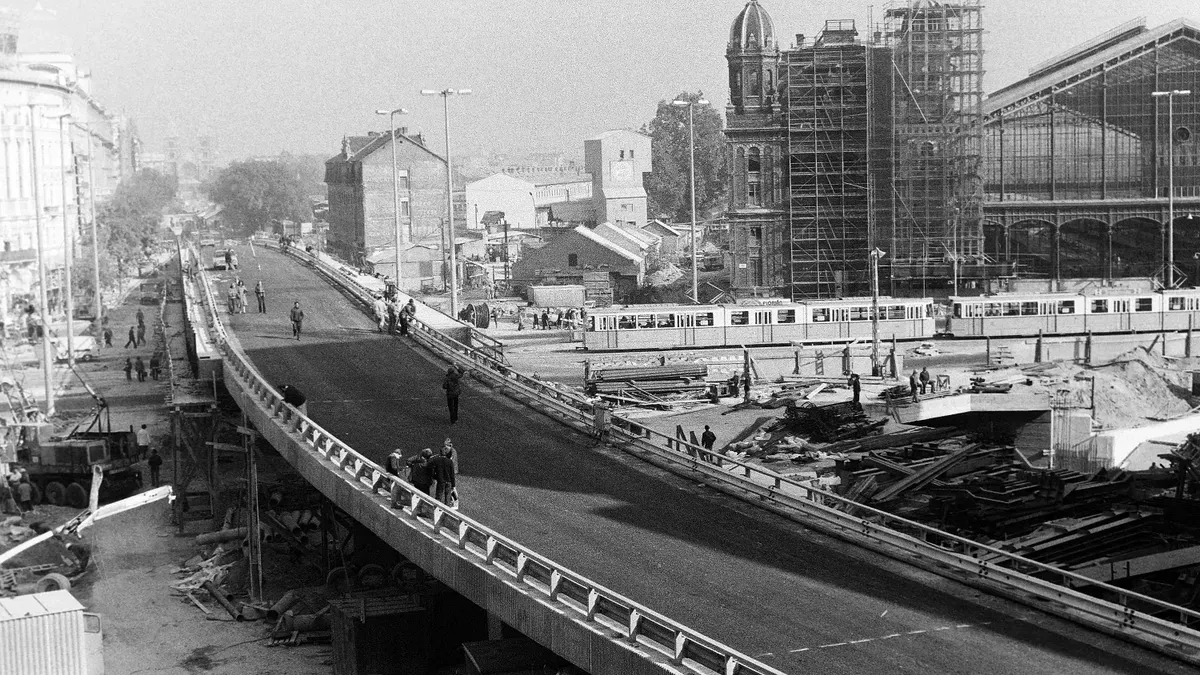 A Nyugati téri monumentális felüljárót 1981. november 10-én adtak át. Fotó: Fortepan/Bojár Sándor