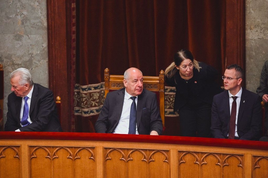 Lawmakers attend the inaugural session of the Hungarian Parliament Sulyok Tamás aláírta a törvényt  – Magyarország visszavonja kilépését a Nemzetközi Büntetőbíróságból