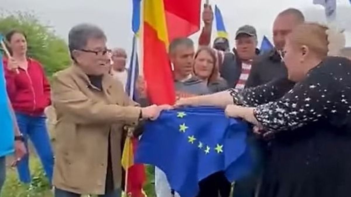 Szürreális felvételek: egy román szélsőjobbos politikus az uniós zászló széttépésével ünnepelte az Európa-napot – bár így is megküzdött vele 